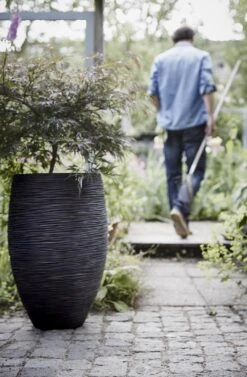 Capi Bloempot Hoog Nature Elegant Deluxe Rib NL - D38 X H58cm - Zwart 7 Capi Bloempot Hoog Nature Elegant Deluxe Rib NL - D38 X H58cm - Zwart -Huisdecoratie vaas elegant deluxe rib nl 40x60 zwart bloempot 7 8